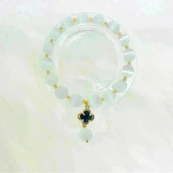 Elegant Moonstone Four-leaf Clover Bracelet - Picture 3 of 8